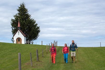 Wanderer auf dem Meditationswegen Blaues Land in den Ammergauer Alpen